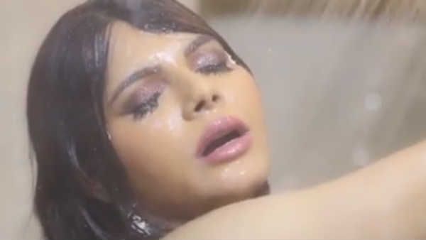 பிரபல நடிகையின் நிர்வாண குளியல்.. தீயை விட வேகமாக பரவும் வீடியோ.. திக்குமுக்காடும் இன்ஸ்டா!