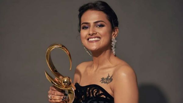 உடையில் கருப்பு முகத்தில் சிரிப்பு என டாட்டூ காட்டி மயக்கும் ஷ்ரத்தா ஸ்ரீநாத்