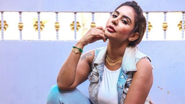 ஆண் நண்பருடன் டூயட் பாடி வீடியோ வெளியிட்ட சர்ச்சை நடிகை.. இது எதுல போய் முடிய போகுதோ!?