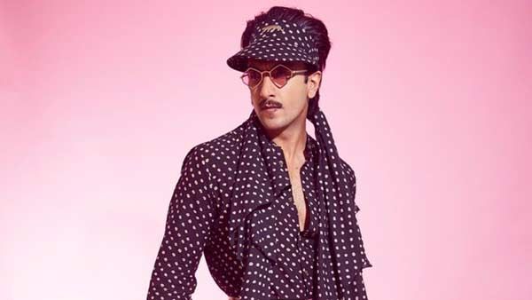 ரன்வீருக்கு என்ன ஆச்சு.. தீபிகாவின் டிரெஸ்ஸ போட்டு போஸ் கொடுக்கிறாரா.. கலாய்க்கும் நெட்டிசன்ஸ்!