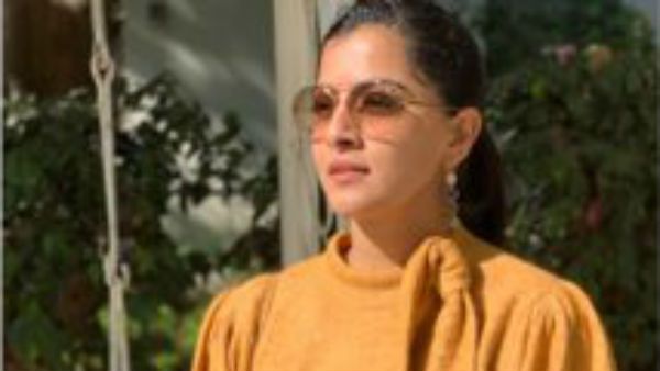 அதற்குள் 25 படமா.. கலக்கிட்டீங்களே வரலட்சுமி..வாழ்த்துக்கள் !