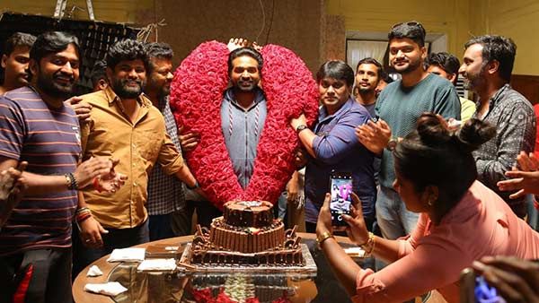 இன்று பர்த் டே... பிரமாண்ட கேக் வெட்டி 'துக்ளக் தர்பாரி'ல் கொண்டாடிய விஜய் சேதுபதி