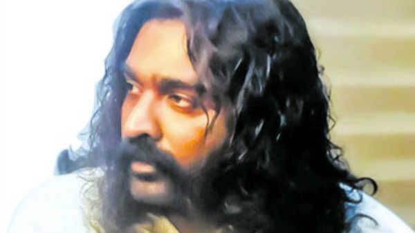 பெரிய மீசை, நீண்ட தலைமுடியுடன் ஸ்டைலான விஜய் சேதுபதி... அது அந்தப் படத்து ஸ்டில் இல்லையாம்...பிறகு?