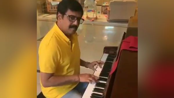 உன்னை நினைச்சு பாடலின் டியூனை பியானோவில் வாசித்த விவேக்.. வைரலாகும் வீடியோ !