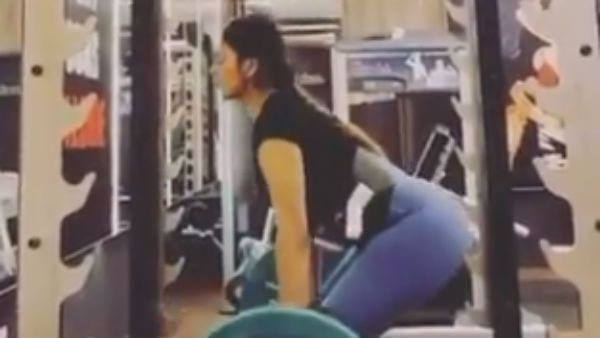 அம்மாடி.. எவ்ளோ பெருசு.. நடிகை செய்த காரியம்.. பெருமூச்சு விடும் நெட்டிசன்ஸ்.. தீயாய் பரவும் வீடியோ!