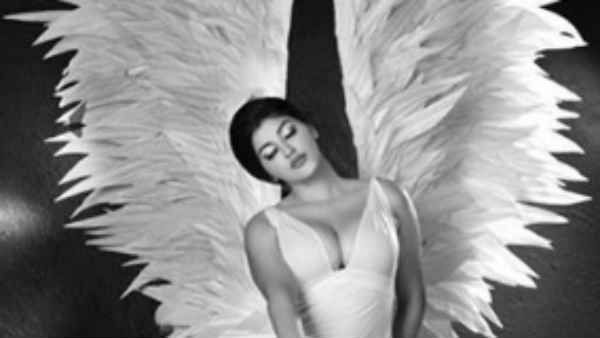 தேவதையா.. ராட்சசியா.. அடுத்தடுத்து ஹாட் புகைப்படங்களை இறக்கி இளைஞர்களை கிறங்கடிக்க வைக்கும் யாஷுமா!