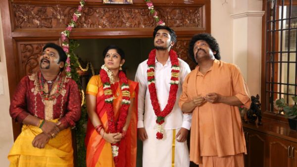 காவி ஆவி நடுவுல தேவி.. கவர்ச்சி நடிகைகளுடன் குத்தாட்டம்.. யோகி பாபு கலக்கல்!