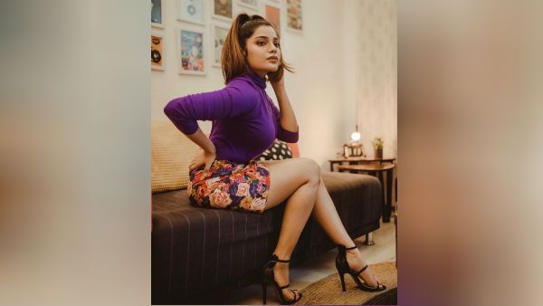 குட்டை பாவாடையுடன் தனது கவர்ச்சியான கால்களை காட்டும் ஆதி பட நாயகி