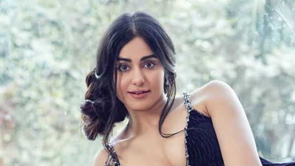 இதுக்கு டாப்லெஸ்ஸாவே போஸ் கொடுத்துருக்கலாம்.. முன்னழகு மொத்தமும் தெரியுதே அதா சர்மா!