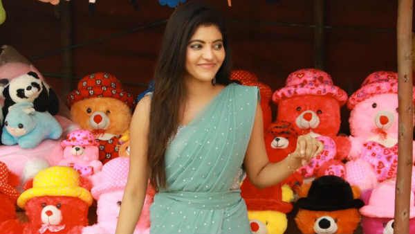 அய்யோ.. எம்பூட்டு அழகு.. ஆமா இதுல பொம்மை எது.. அதுல்யா எது.. ரொம்பத்தான் குறும்பு!