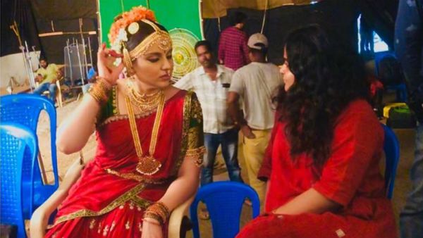 ஹீரோயின் கங்கனாவை கட்டிப்பிடிக்கணும்.. இதற்காகவே 'தலைவி' செட்டுக்கு திடீர் விசிட் அடித்த இயக்குனர்!