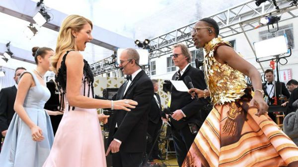 ஆஸ்கர் 2020: ரெட் கார்ப்பெட்டில் பாவாடை சட்டை.. ஹை ஹீல்ஸில் நடிகர்.. புஷ் அப்ஸ் செய்த டாம் ஹேங்ஸ்!