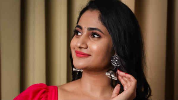 அம்சமான சேலையில்.. அழகுச் சிலை லாஸ்லியா.. புது போட்டோ ஷூட்.. செம க்யூட்!