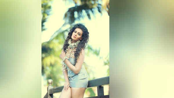 கர்ச்சிப்ப கட்டினா மாதிரி இருக்கு.. இதைவிட சின்னதா போட முடியாத.. பிரபல நடிகையை விளாசும் நெட்டிசன்ஸ்!