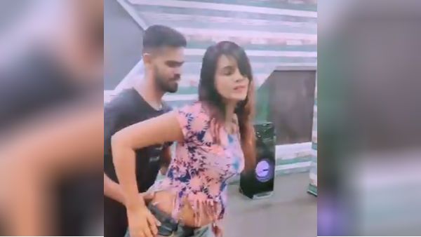 லோ ஹிப் ஜீன்ஸ்.. தொப்பை தொப்புள் தெரிய இளைஞருடன் கெட்ட ஆட்டம்.. நடிகையை கழுவி ஊற்றும் நெட்டிசன்ஸ்!