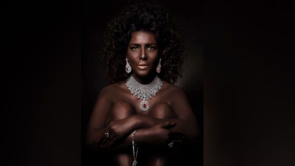 என்ன இது ஆஸ்கார் அவார்டு மாதிரி.. நிர்வாண போட்டோ போட்ட மீரா மிதுன்.. கிழித்து தொங்கவிட்ட நெட்டிசன்ஸ்