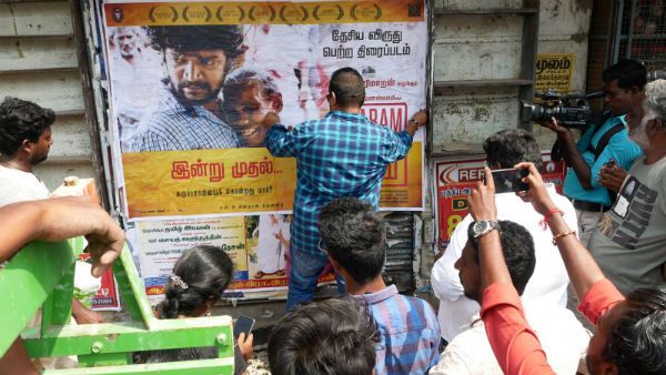 சொன்னதை செஞ்சிட்டாரே... தெருவில் இறங்கி போஸ்டர் ஒட்டிய இயக்குனர்... பெண் டைரக்டர் நெகிழ்ச்சி