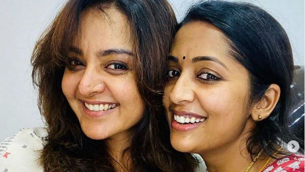 ஒரே செல்ஃபியில் இரண்டு சூப்பர் ஹீரோயின்கள்... வைரலாகும் நவ்யா நாயர், மஞ்சு வாரியர் மகிழ்ச்சி போட்டோ