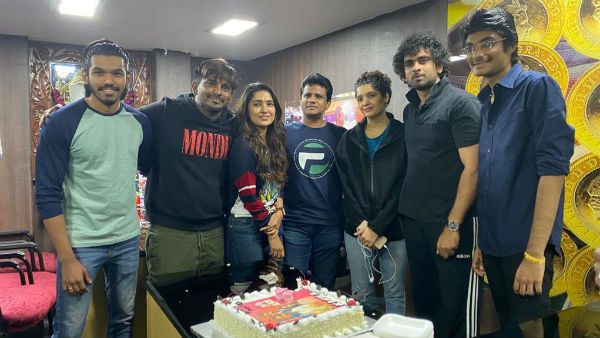 ஒ மை கடவுளே வெற்றி.. திரையரங்கில் கேக் வெட்டி கொண்டாடிய படக்குழு !