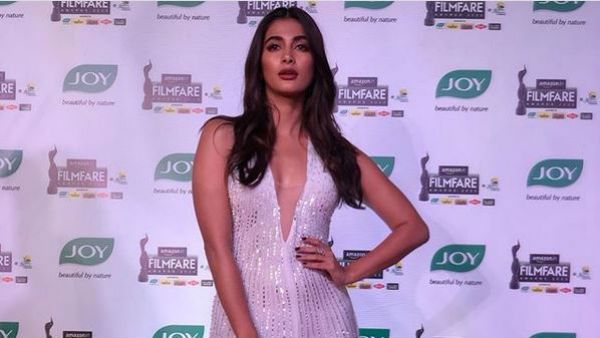 நோ பிரா.. நிக்கர் தெரிய டீப் ஓபன்.. விருது விழாவில் தெறிக்கவிட்ட ஜீவா பட ஹீரோயின்.. திணறிய ஃபேன்ஸ்!