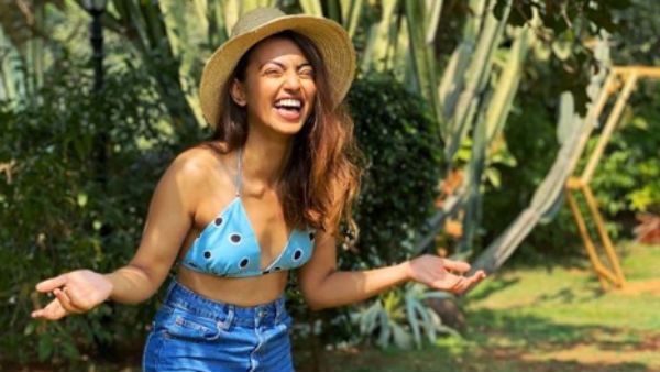 என்னது சம்மரா? அப்ப சம்மர் வரும்போது அதை என்ன சொல்வீங்க? ஃபேன்ஸின் கண்டபடி கலாயில் கபாலி நாயகி!