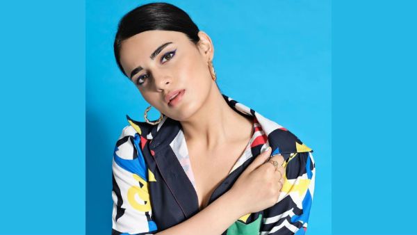 ஆன்ட்டி முதல்ல நீங்க மாறுங்க.. பிரா ஸ்ட்ராப் வெளியே தெரிஞ்சா தப்பில்லை.. வைரலாகும் வீடியோ!