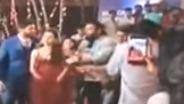 பிரபல நடிகையை கையை பிடித்து இழுத்து.. முத்தம் கொடுத்து.. அத்துமீறிய ரசிகர்.. தீயாய் பரவும் வீடியோ!