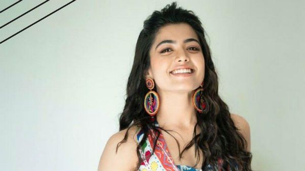 லைட் மேக்கப்.. க்யூட் சிரிப்பு.. ராஷ்மிகா மந்தனாவின் ஹாட் ரியாக்ஷன் !