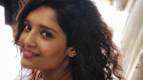 தியேட்டர்ல இருந்து வரும் போது எல்லாரும் சிரிச்சுட்டே வராங்க.. சந்தோஷமா இருக்கு.. நடிகை ஹேப்பி!