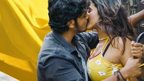 ப்பா.. என்னா போஸ்டர்டா சாமி.. மே மாசம் வெயிலுக்கு சும்மா ஜிவ்வுன்னு இருக்கப் போகுது 'ரொமான்ட்டிக்'!