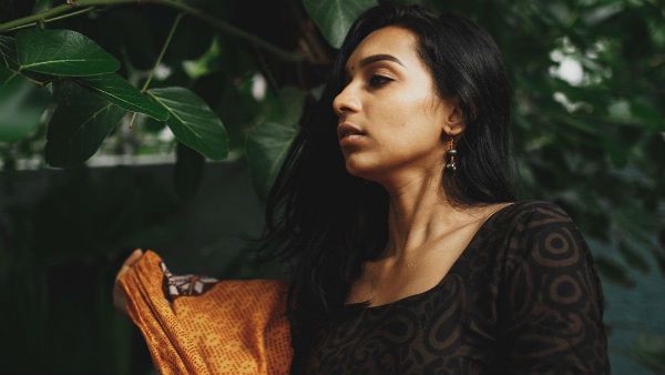 தண்டவாளம், நட்ட நடு ரோடு.. அரே பய்யா.... என்ன இப்படி இறங்கிட்டாங்க.. விழி பிதுங்கும் நெட்டிசன்ஸ்!