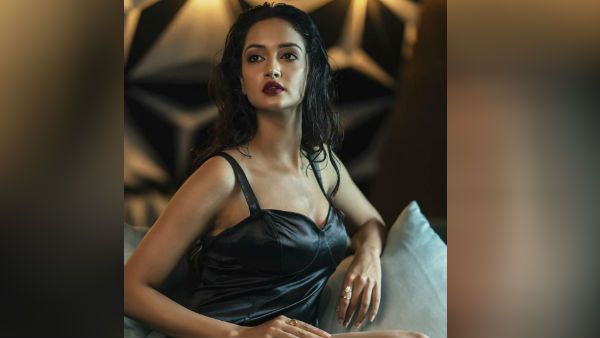 கன்னடத்து கருப்புக் கிளி.. அட டிரஸ்ஸை சொன்னோமுங்க.. சொக்க வைக்கும் ஷான்வி!