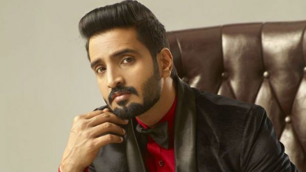 மனுஷம்யா.. உருக்கமாக கோரிக்கை வைத்த தயாரிப்பாளர்.. மனிதாபிமானத்துடன் ஒப்புக்கொண்ட நடிகர் சந்தானம்