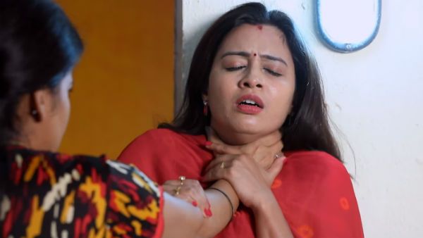Azhagu serial: வீட்டில் இருக்கும் பூர்ணாவை விட்டுட்டு போலீஸ்கிட்டே போறா சுதா...!