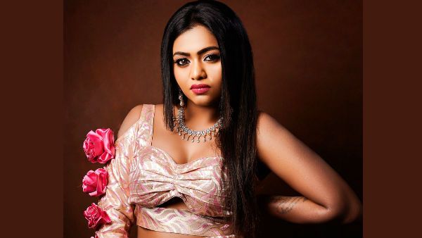 என்னை கூகுளில் தேட தயாராகுங்கள்.. கவர்ச்சி போட்டோக்களை வெளியிட்டு கேப்ஷனில் கெத்து காட்டும் நடிகை!