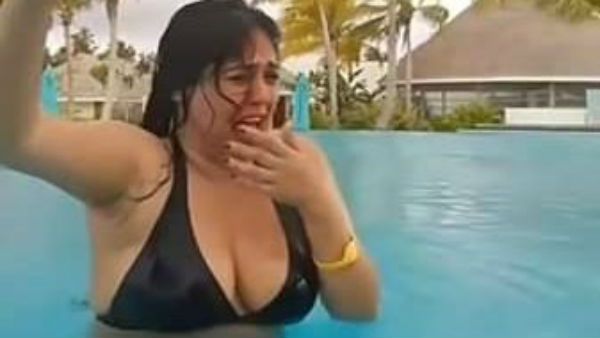 என்ன ஷெரினே.. இப்படி போஸ் கொடுத்திருக்கிங்க.. இதை தர்ஷன் பார்த்தா ஃபிரன்ட்ஷிப்ப கட் பண்ணிடுவாரே!