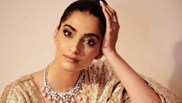 சேலையை சரி பண்ணுங்க சோனம் கபூர்.. போஸ் எல்லாம் அப்புறம் கொடுக்கலாம்.. விளாசும் நெட்டிசன்ஸ்!