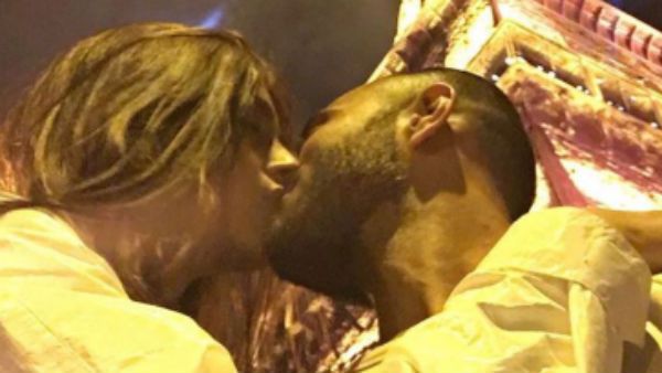 என்னம்மா லிப் லாக் கிஸ் அடிக்கிறார் சோனம்.. அதுவும் ஈஃபிள் டவர் பக்கத்துல.. காதலர் தின ஸ்பெஷலாம்!