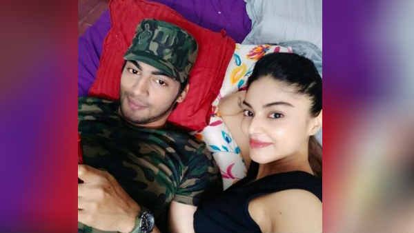 படுக்கையறையில் பிக்பாஸ் தர்ஷனுடன் நெருக்கமாக சனம் ஷெட்டி.. வைரலாகும் போட்டோ.. ரசிகர்கள் ஷாக்!