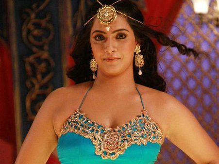 மக்கள் செல்வி என பெயர் போட்டால்தான் வருவேன்.. அடம் பிடிக்கும் வரலட்சுமி.. இப்படி பண்றீங்களேம்மா!