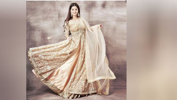 தங்க நிற மேனிக்கு மேலும் மெருகூட்டும்.. கோல்டன் வேதிகா!