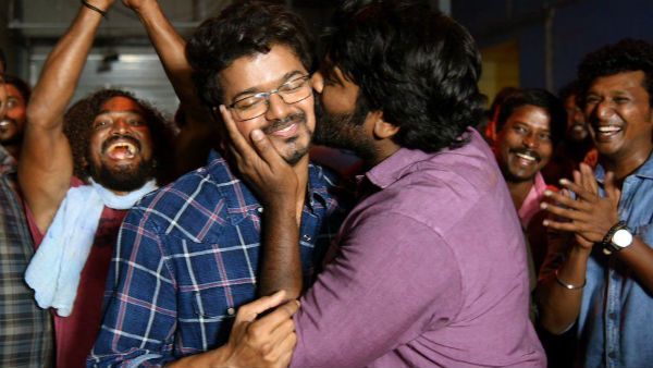 விஜய் கன்னத்தை காட்ட.. விஜய் சேதுபதி முத்தம் கொடுக்க.. மாஸ்டர் ஷூட்டிங்கும் ஓவராம்!