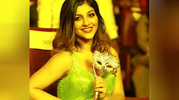 அப்படி என்னமா என்டர்டெயின் பண்ணிட்டீங்க.. விருது வாங்கிய யாஷிகா.. வச்சு செய்யும் நெட்டிசன்ஸ்!