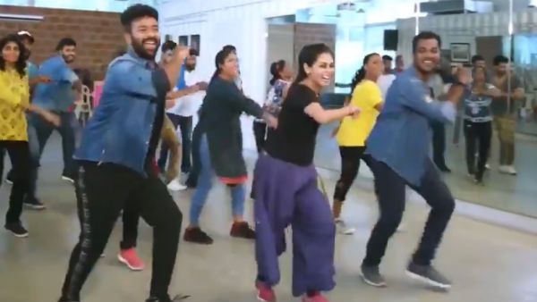 கணவனும் மனைவியும் சேர்ந்து.. எப்படி ஆடி இருக்காங்க பாருங்க.. வைரலாகும் ‘வாத்தி கம்மிங்’ டான்ஸ்!