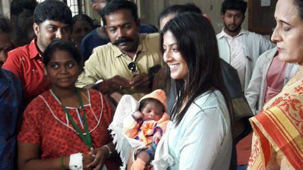 'மக்கள் செல்வி' வரலட்சுமிக்கு பிறந்த நாள்.. வித்தியாசமாக கொண்டாடும் வரு!