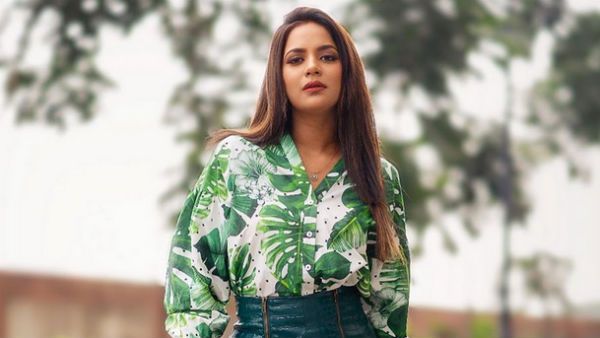 என்ன அந்த இடத்துல கிழிஞ்சிருக்கு.. அங்க கூடவா ஓபன் வப்பீங்க.. நடிகையை வச்சு செய்யும் நெட்டிசன்ஸ்!