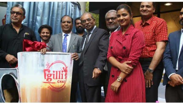 கில்லி சாய்.. மகளிர் நடமாடும் டீ கடை.. ஐஸ்வர்யா ராஜேஷ் திறந்து வைத்தார் !