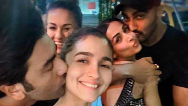 பிறந்தநாள் கொண்டாட்டத்தில் காதலிக்கு கன்னத்தில் நச்சென இச்சு கொடுத்த நடிகர்.. தீயாய் பரவும் போட்டோ!