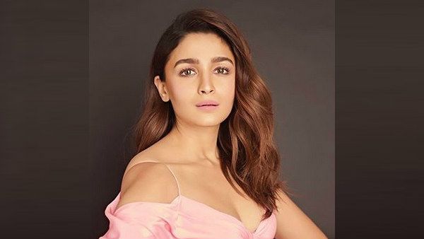 மொத்தத் திட்டத்தையும் சிதறடித்த கொரோனா... ராஜமவுலி படத்தில் இருந்த இன்னொரு ஹீரோயினும் விலகல்!