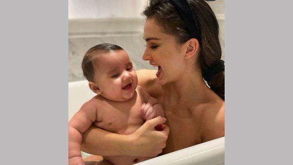 குழந்தையுடன் பிறந்தமேனியாக குளியல்.. வைரலாகும் எமி ஜாக்சனின் பாத் டப் புகைப்படம்!